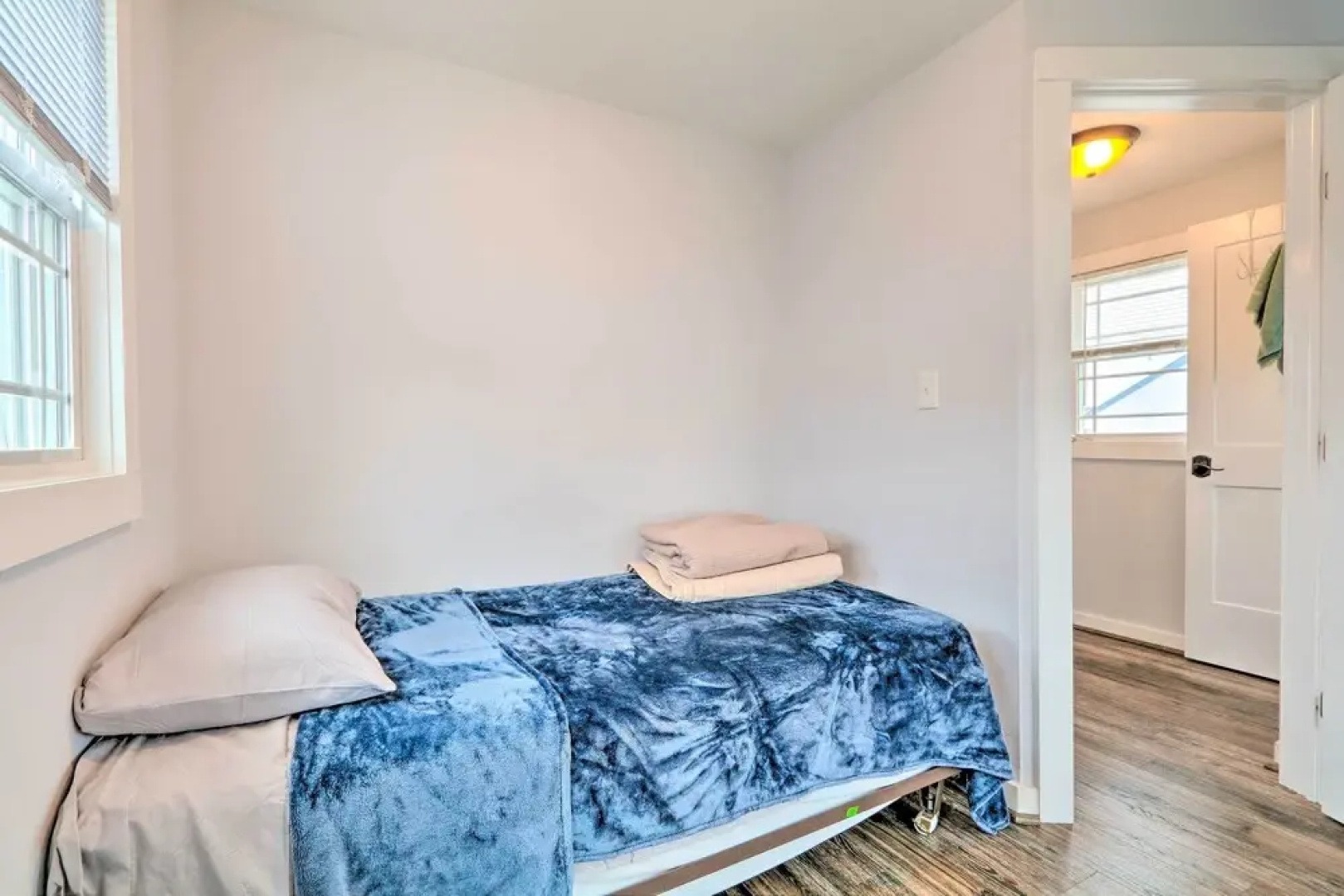 Modern Townhome: Walk to Beach, Bars & Eats!