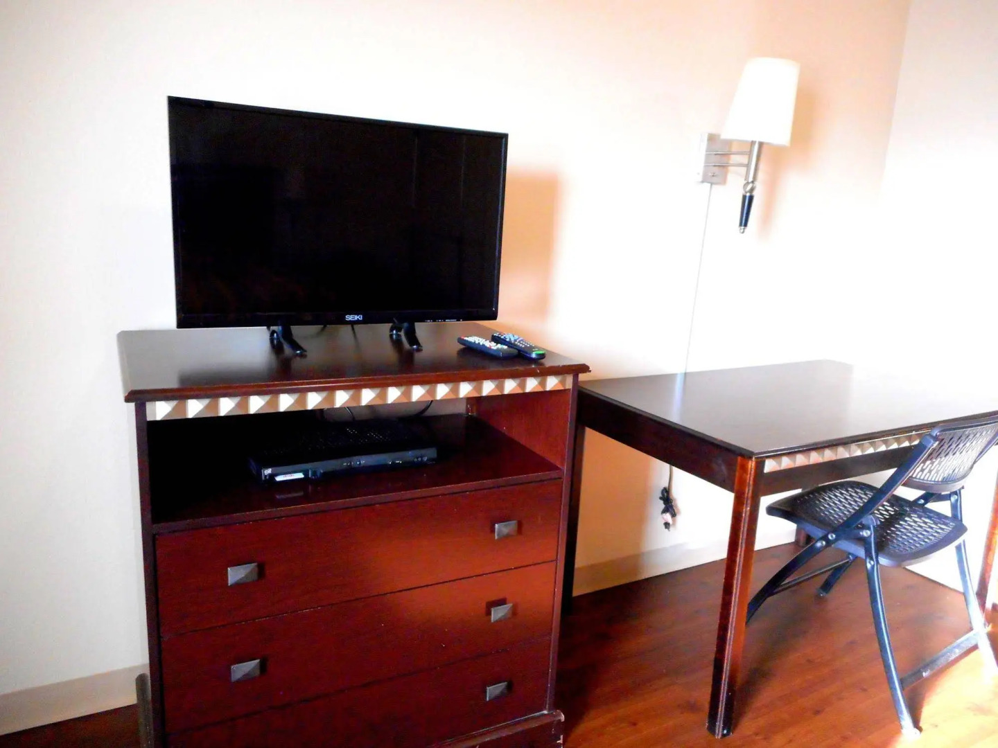 Crossroads Inn & Suites