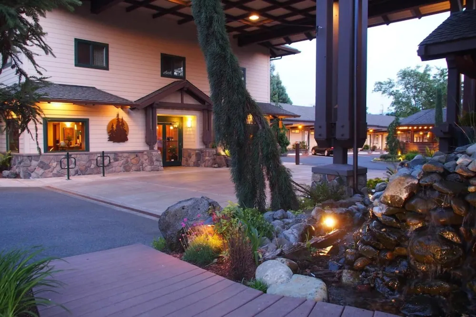 Redwood Garden Inn