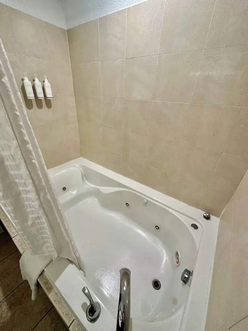 Days Inn & Suites Lakeland