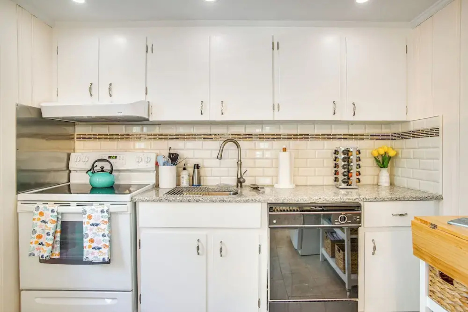 Bike to Private Beach: Cape Cod Escape w/ Sunroom