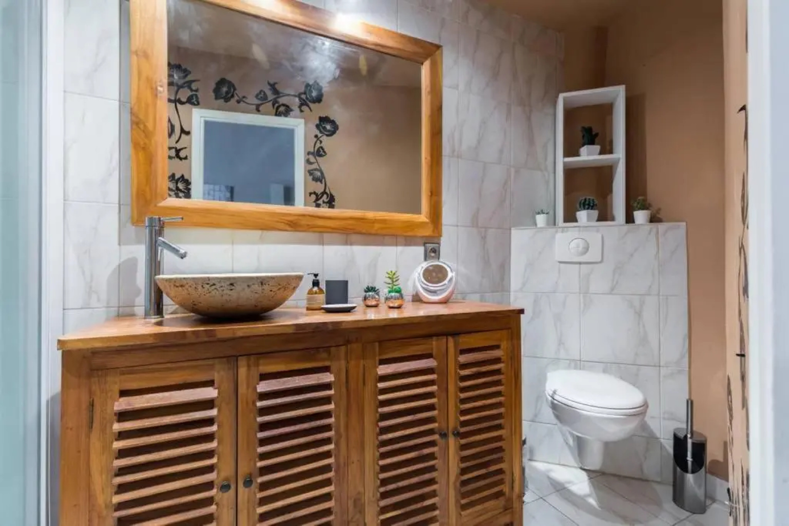 ★ Quiet Old Town Apt with AC, 5min Walk to Beach ★