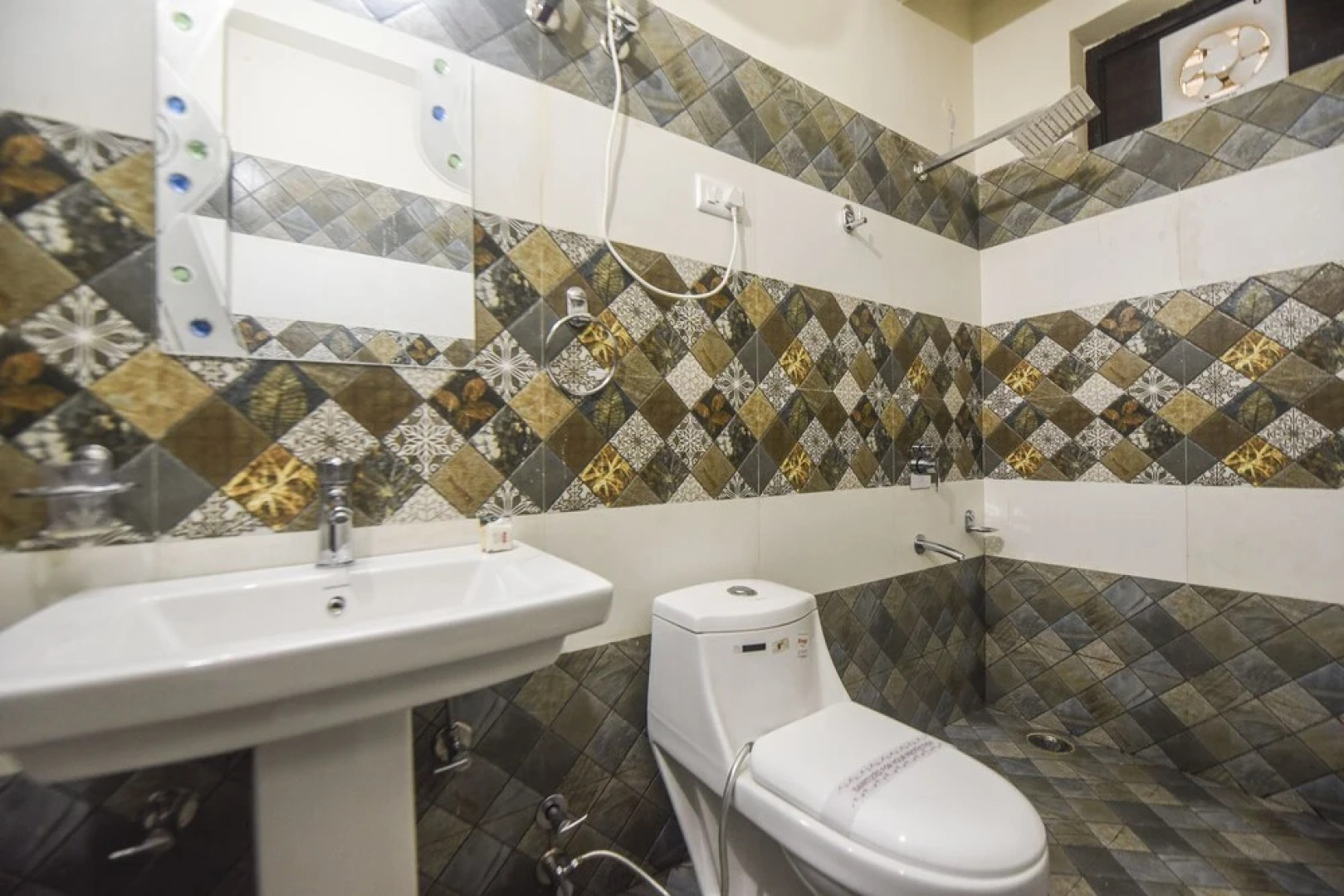 OYO 15428 Hotel Grand Hills