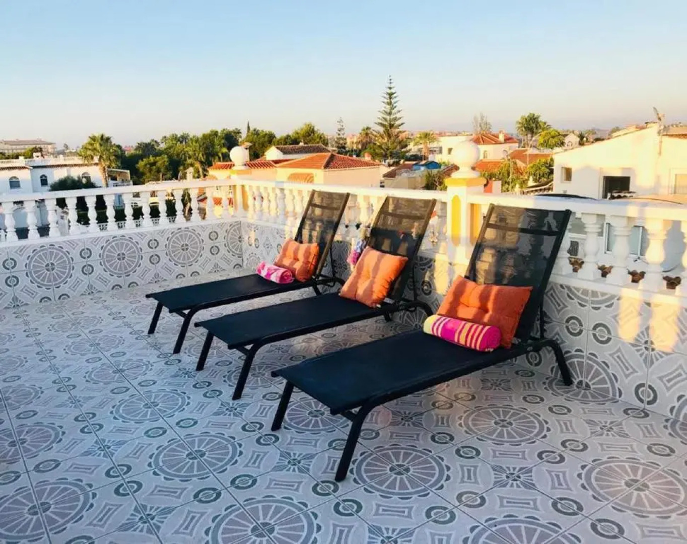 4 Bed 3 Bath Villa Sleeps 8, Pool Wifi Tv Close to Beach Restaurants and Shops