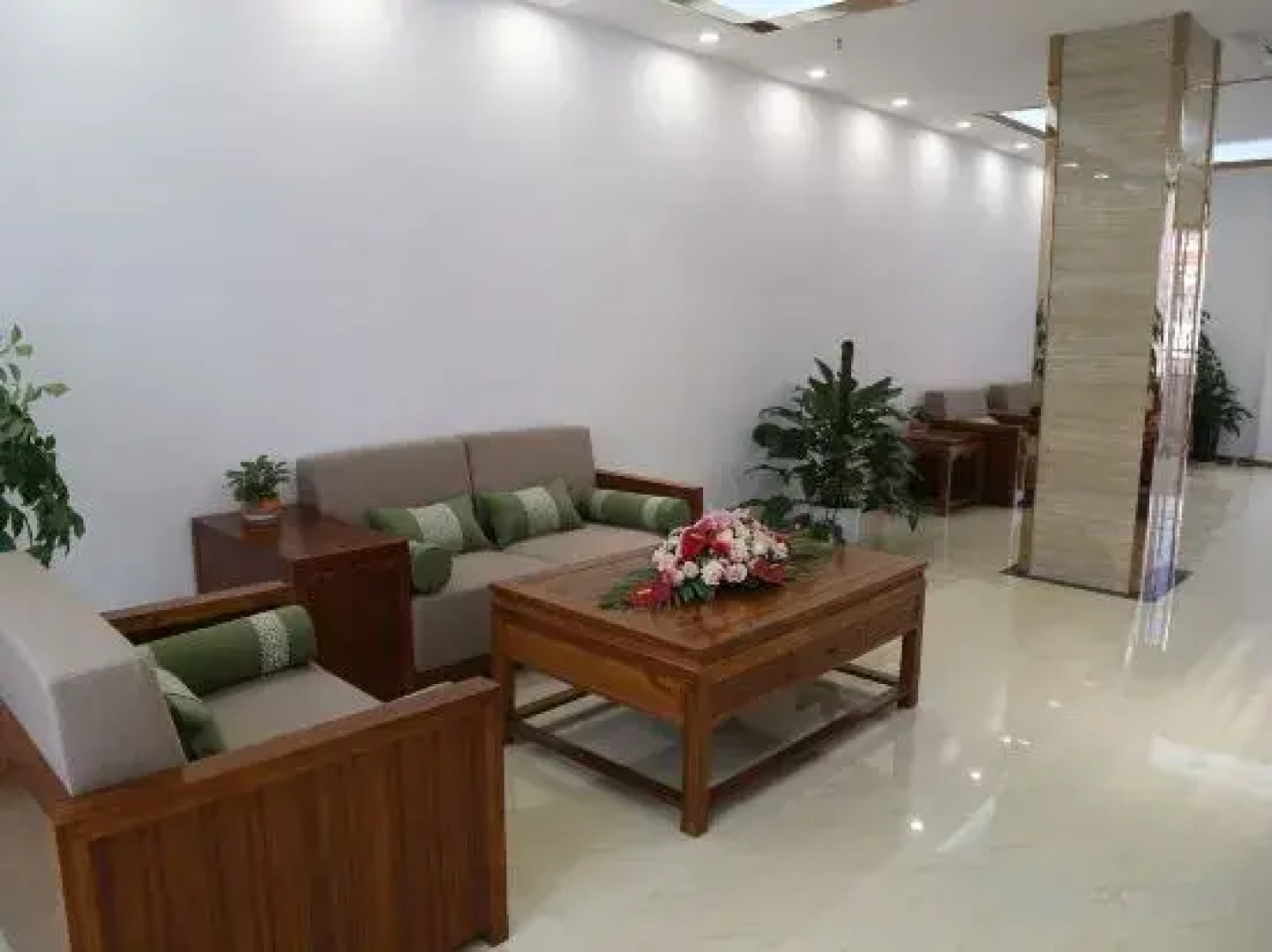 Crown Hotel Jinghong (Aegean Sea Shopping Mall & Water-Splashing Square Branch)