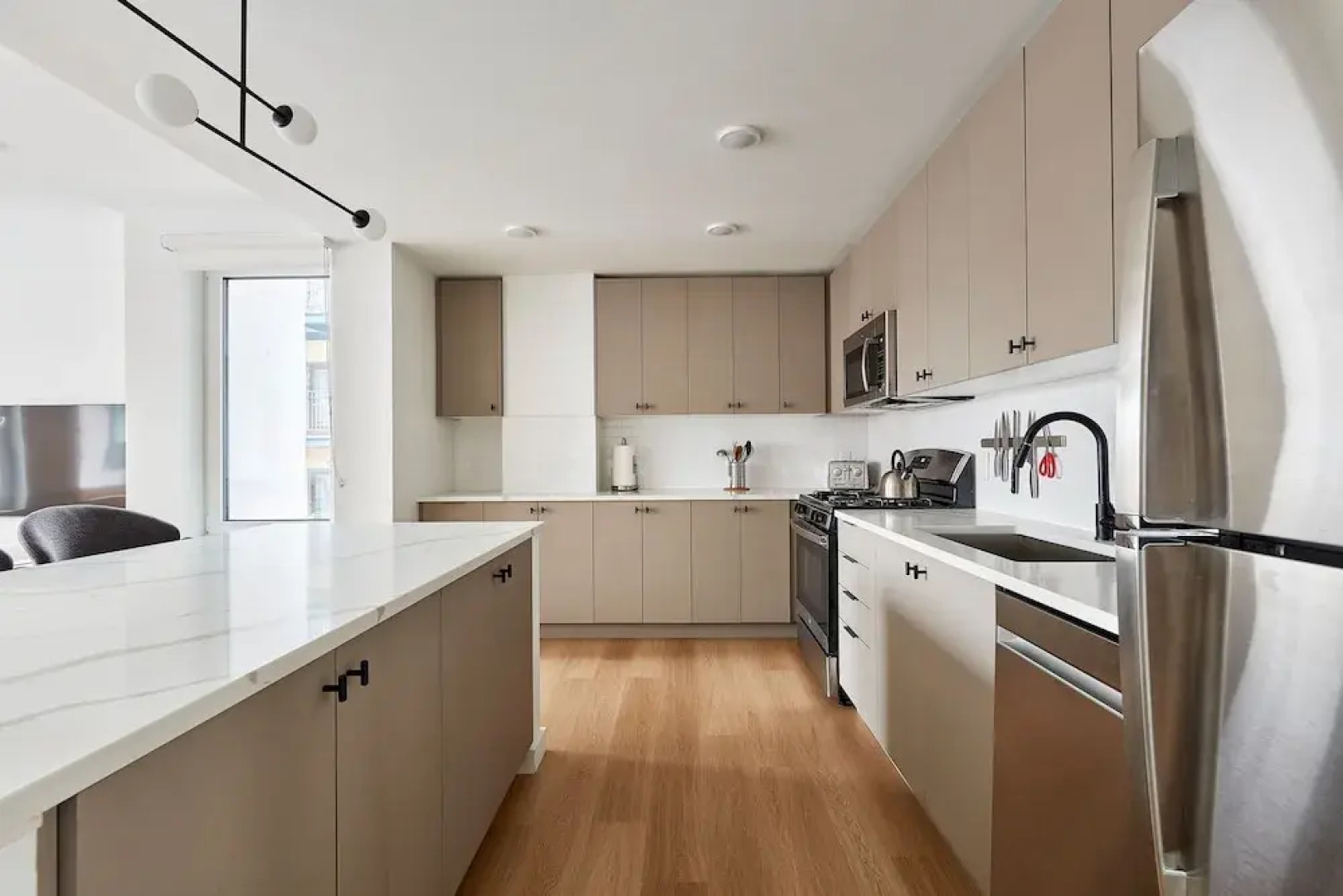 Airy 3 BR Flat w Shared Deck - gym - Mins to NYC