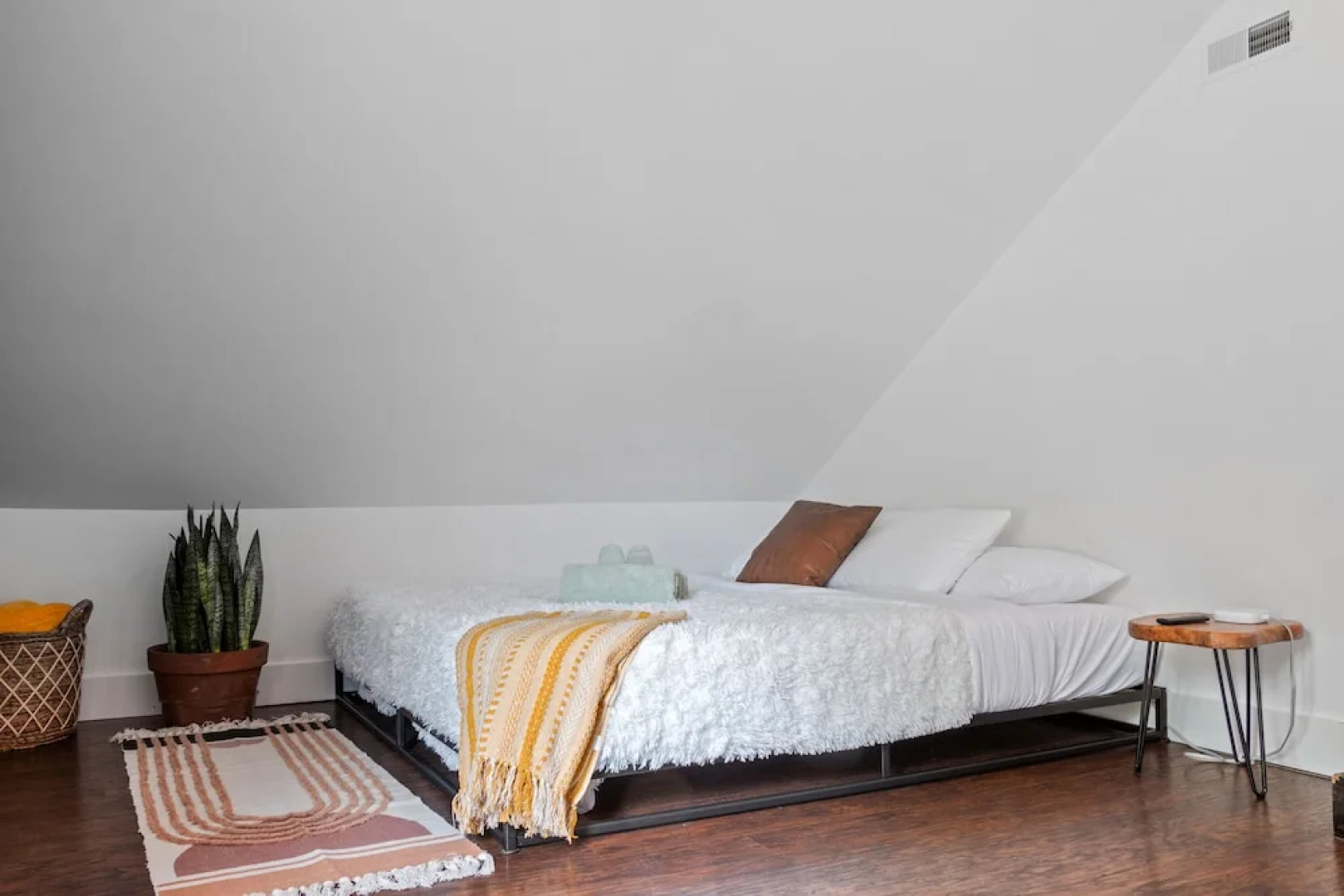 NEW Luxe Pet Friendly Free Parking Downtown