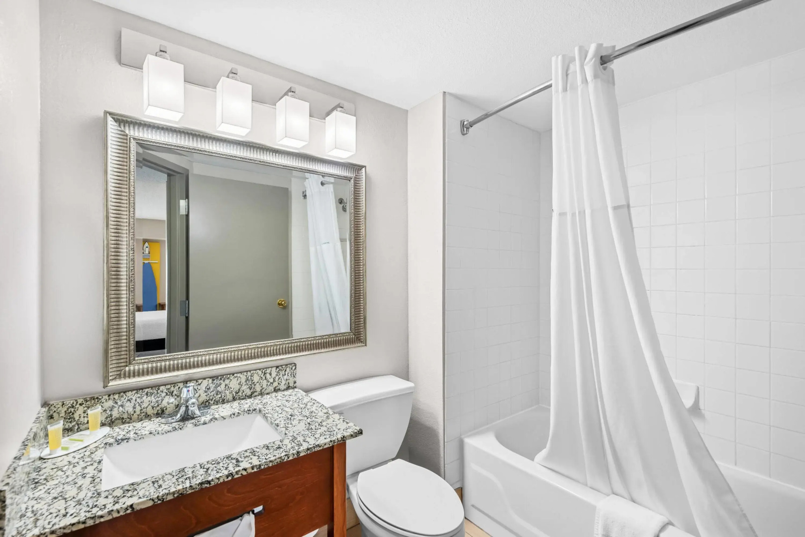 Days Inn & Suites by Wyndham Cedar Rapids