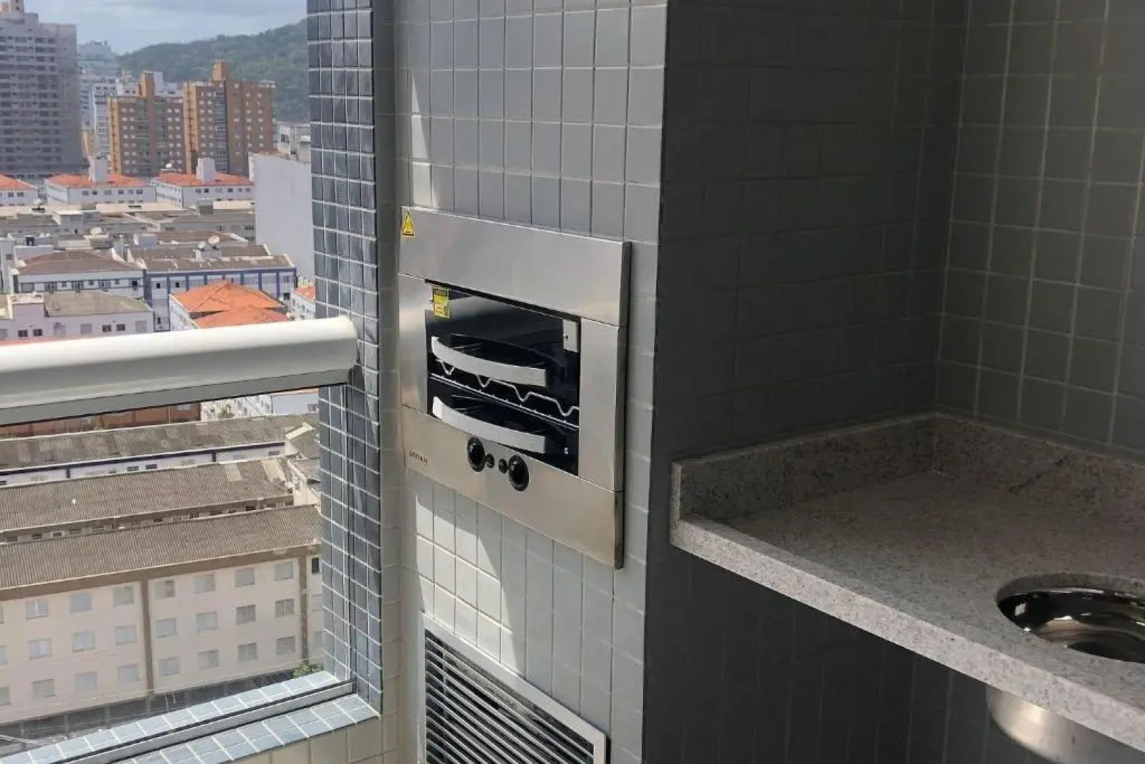 Apartamento 1 dormitório no Boqueirão com Piscina, 50 metros da Praia