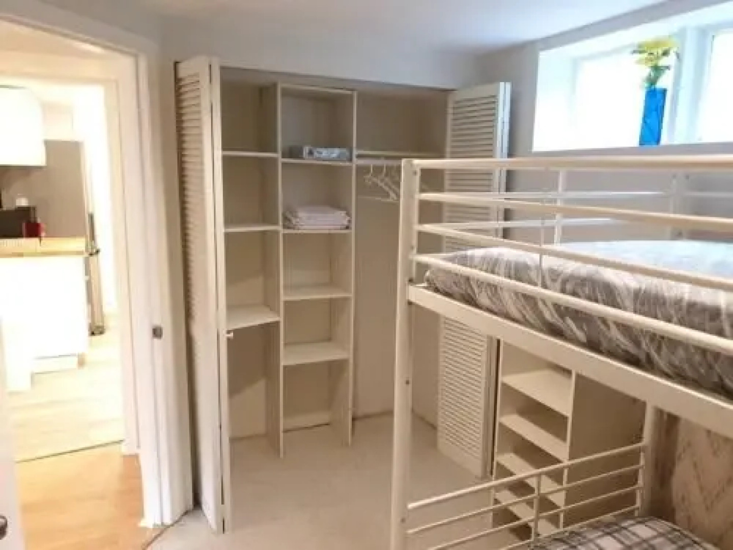 Happy, Cozy, Fun, Loving suite in West Vancouver