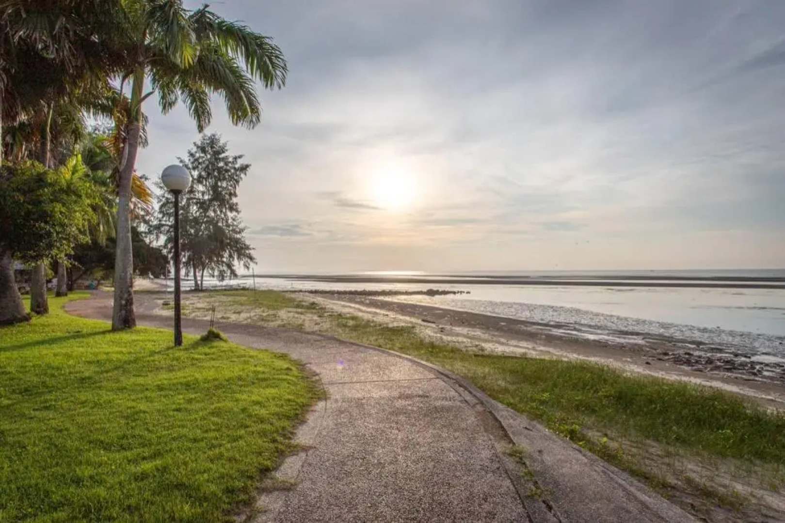 F4 Beach house Kitchen BBQ 3 bedrooms Large yard