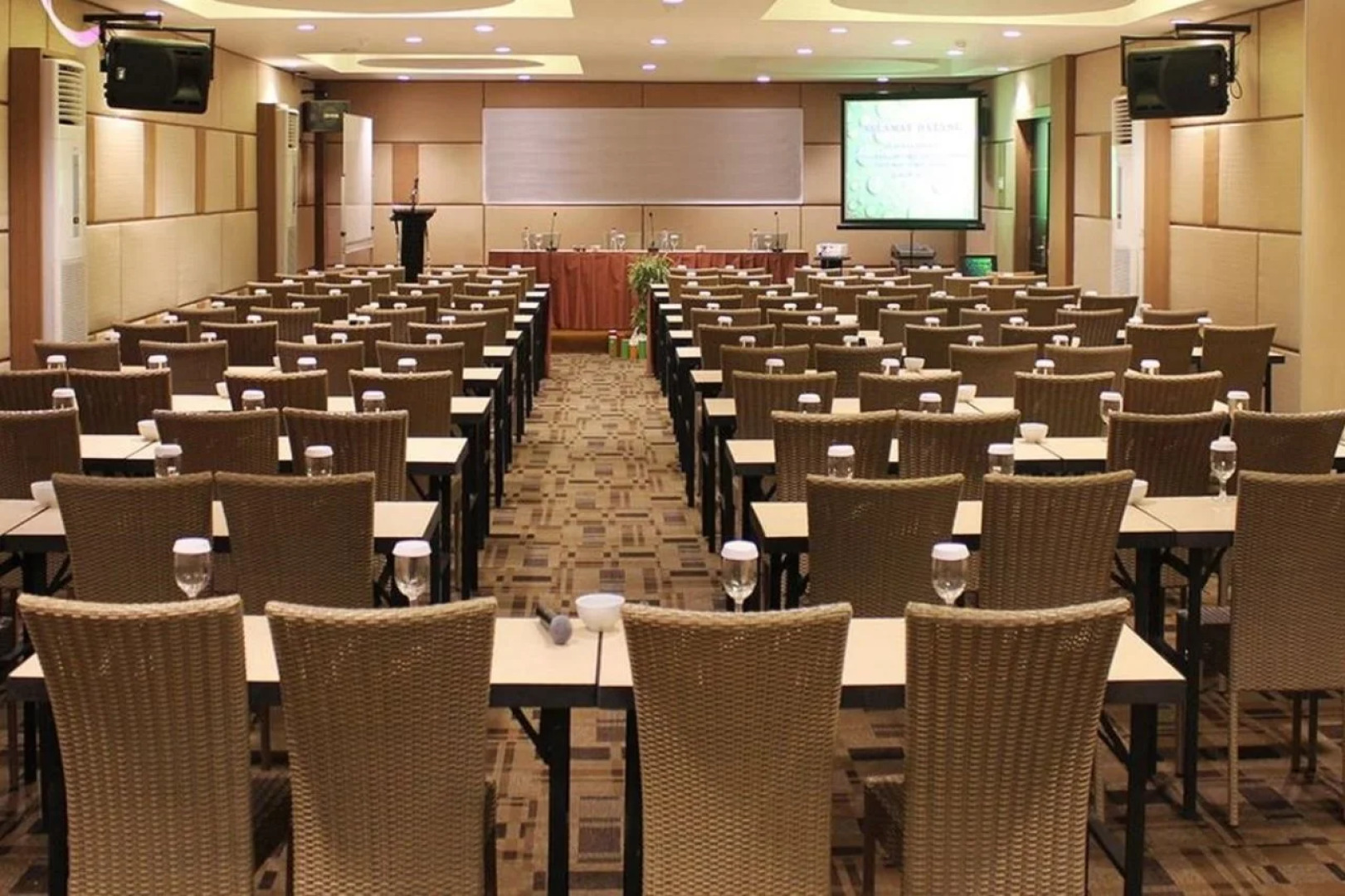 Dewarna Hotel & Convention