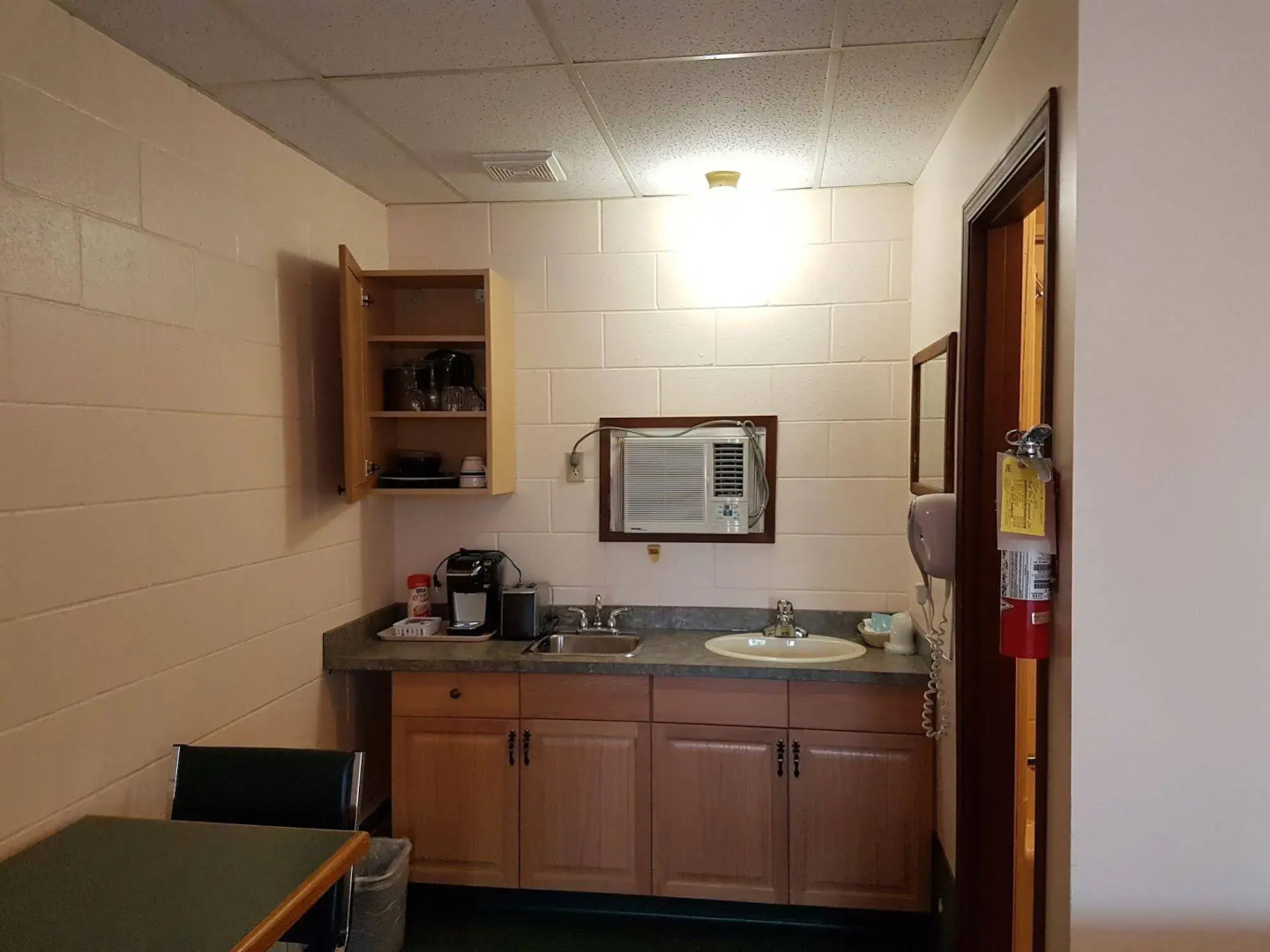 Econo Lodge Inn & Suites