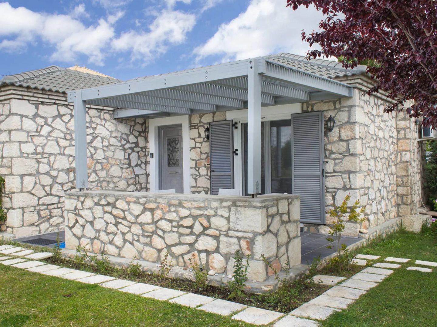 Welcoming Villa near Sea in Agrilia