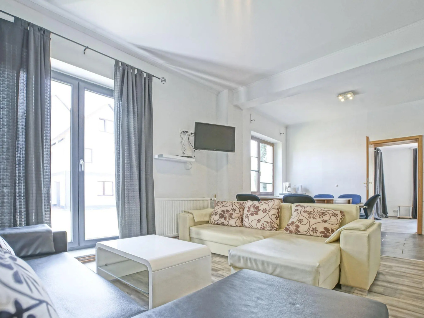 Apartment Near Lagoon and Lake Views