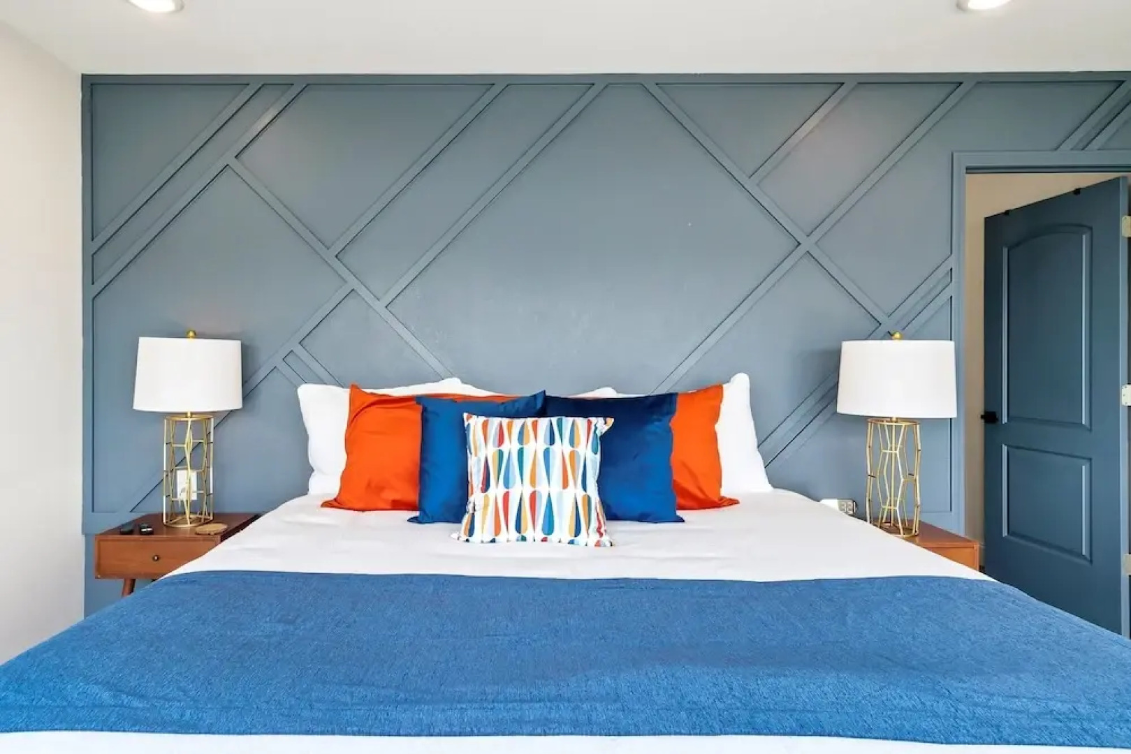 Luxury Lakehouse 4 Bedroom Home by Redawning