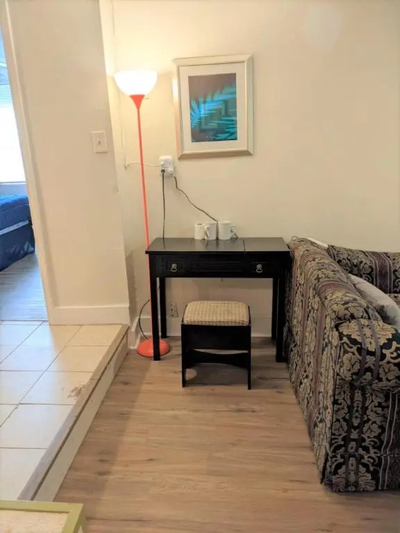 HISTORIC HILL APT2 (Downstairs)