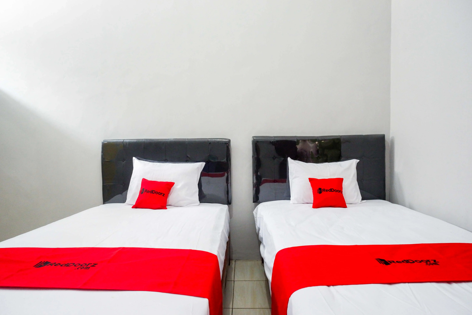 RedDoorz near Patung Kuda Solo Baru