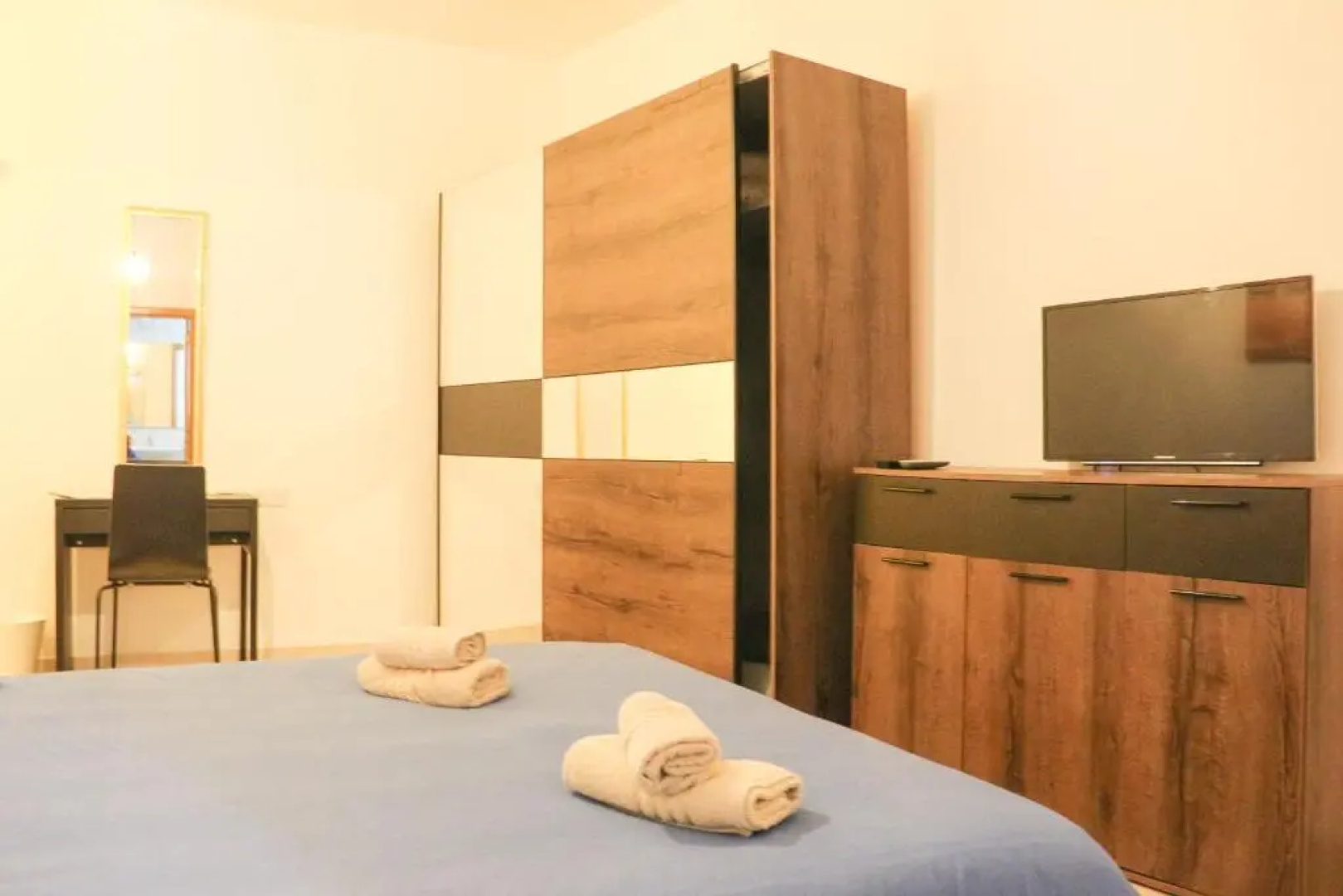 XL Central Home - Sleeps 10 people