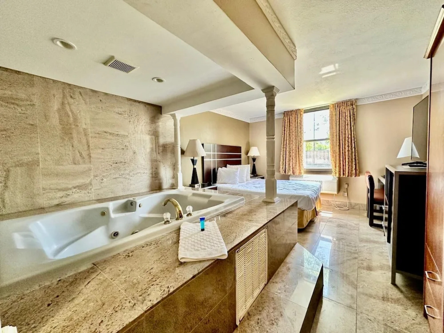 Townhouse Inn & Suites