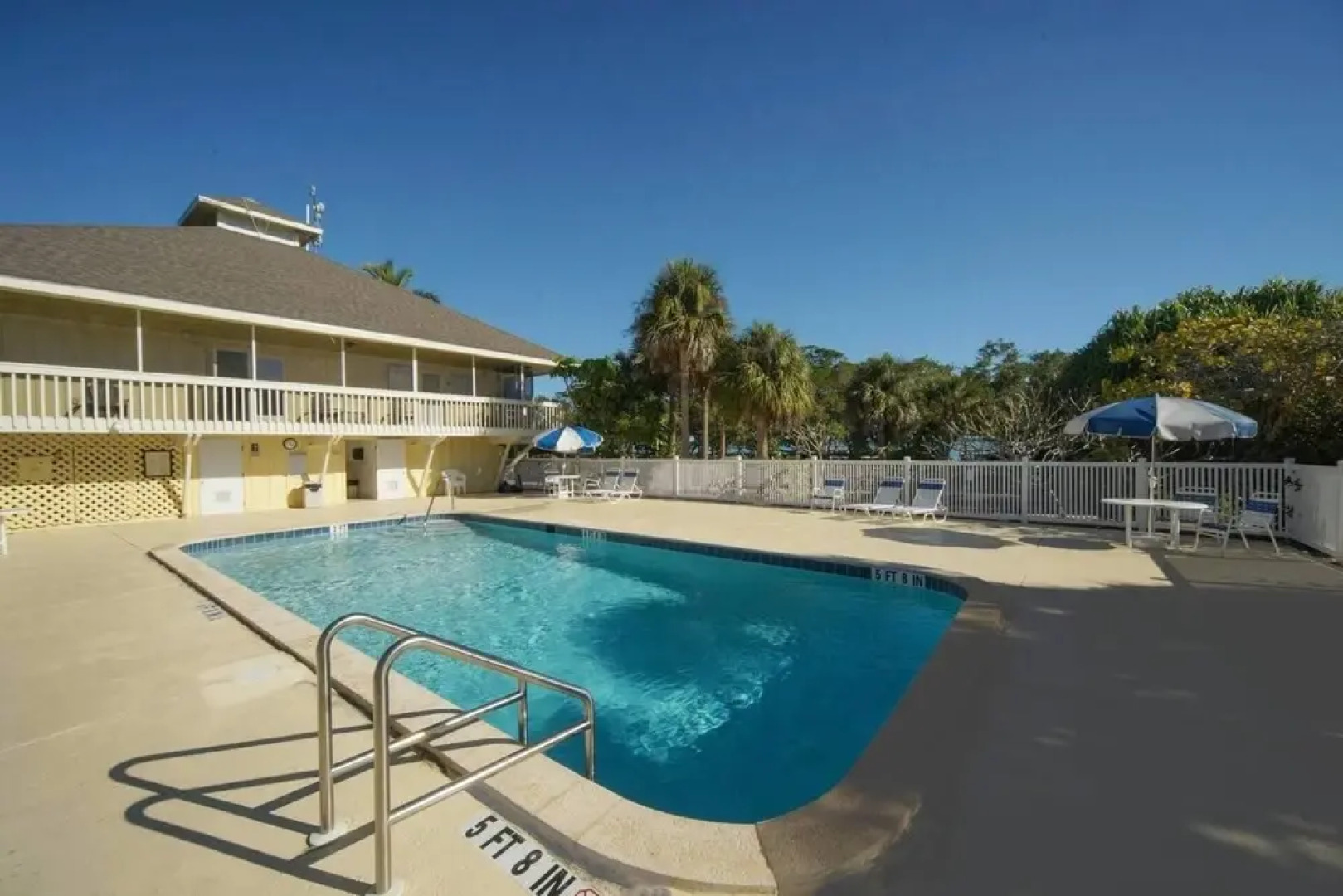 Bay Breezes At Hideaway Bay! Waterfront, Free Kayaks, Golf Cart 2 Bedroom Condo by Redawning