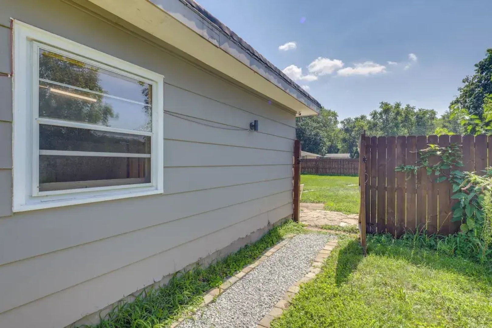 Portage Studio: 11 Miles to Indiana Dunes!