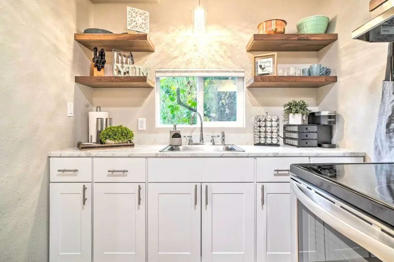 Adorable Studio Cottage: Walkable to Town!