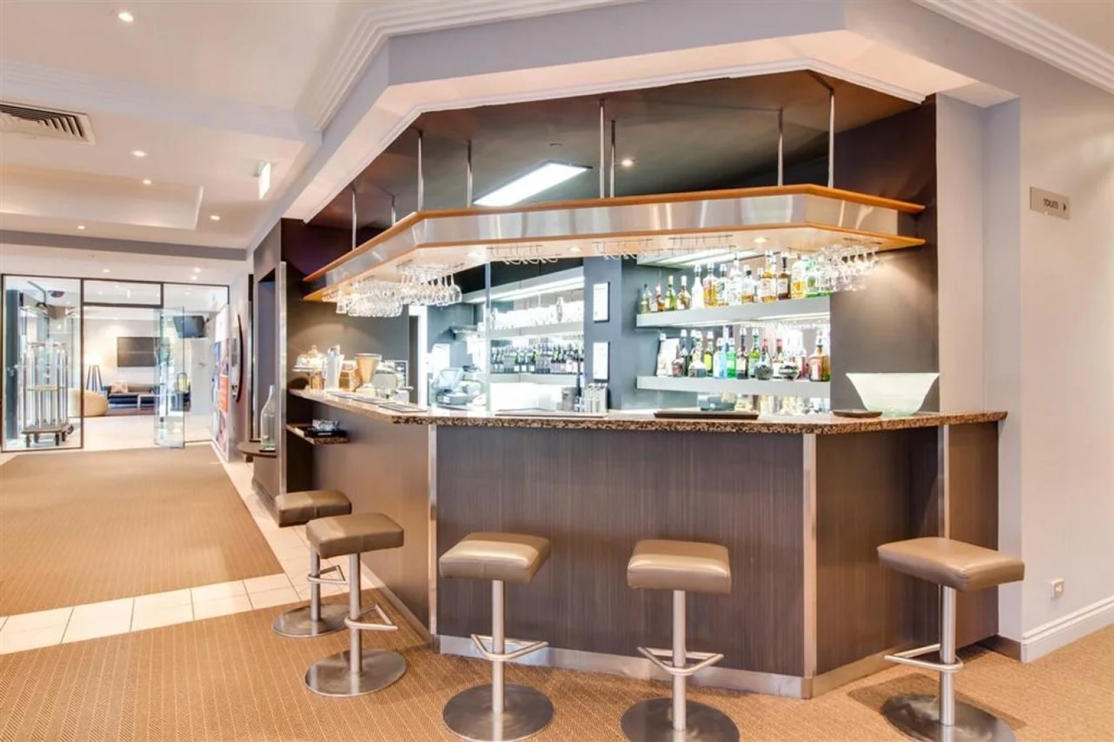 Oakbridge Hotel & Apartments