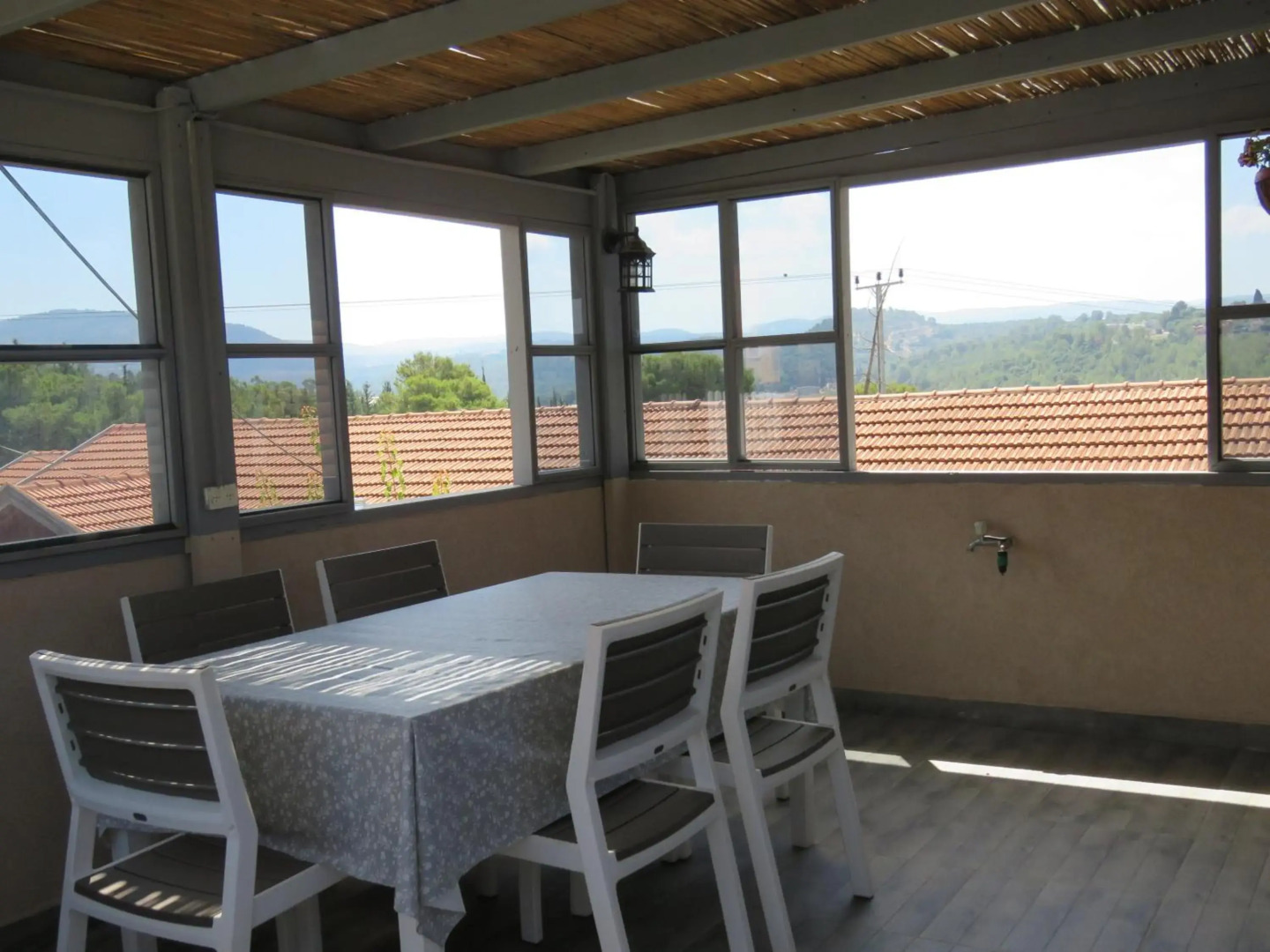 בין יער לים