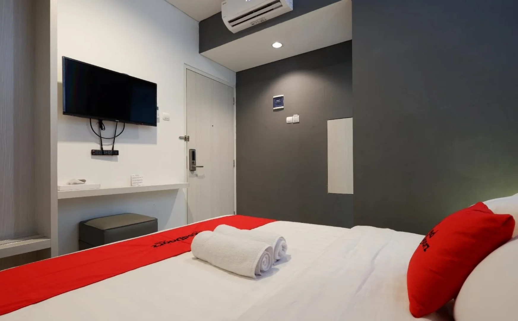 RedDoorz Plus near Ciputra Mall Simpang Lima