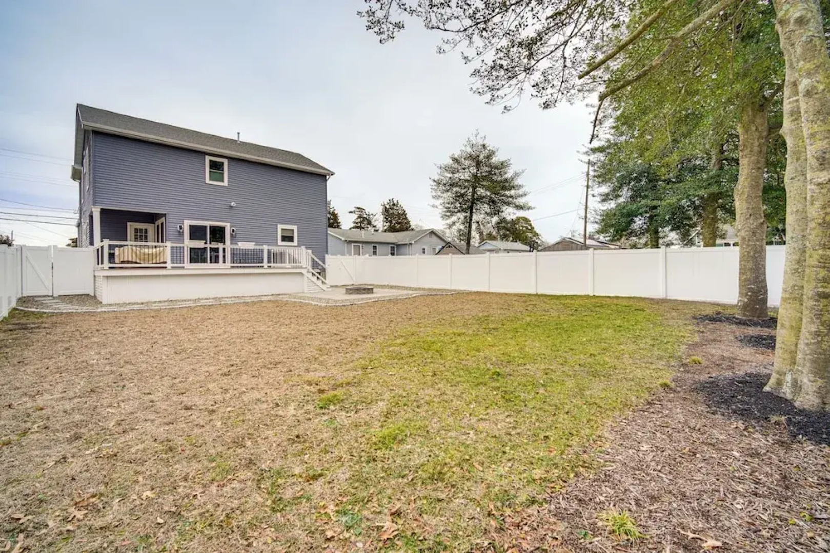 Steps to Sand: Villas Beach House w/ Decks!