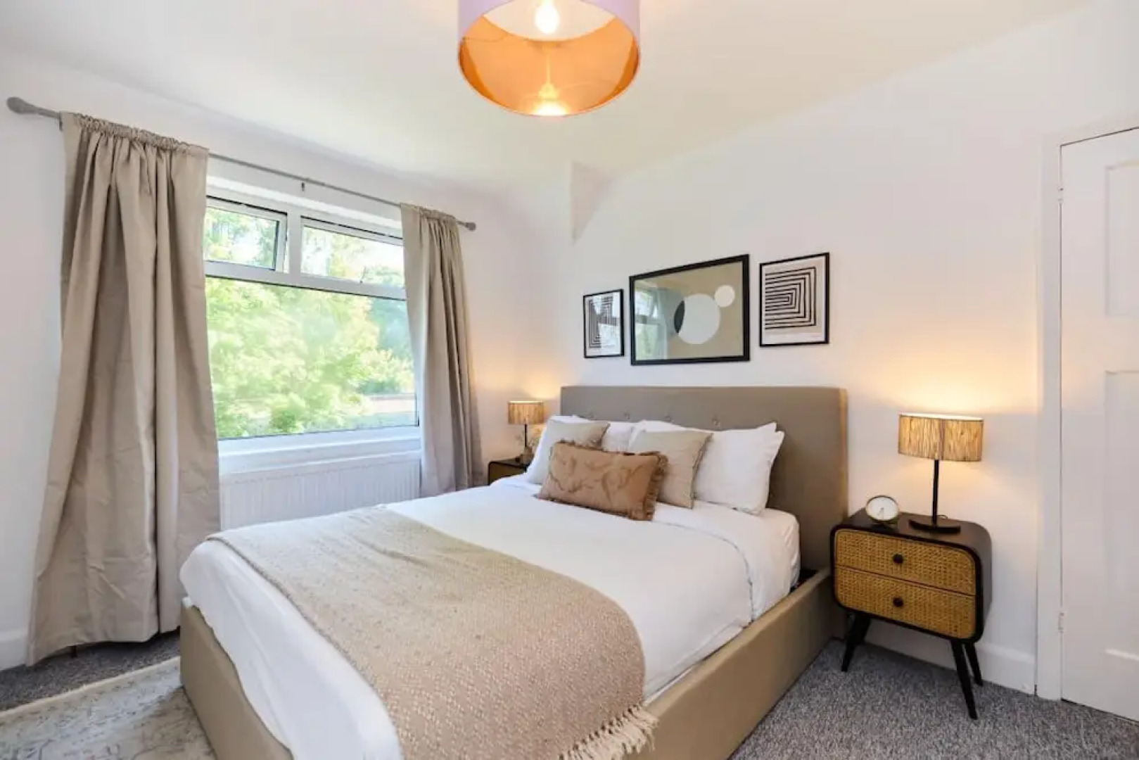 The West Byfleet Place - Modern 3bdr Flat With Garden