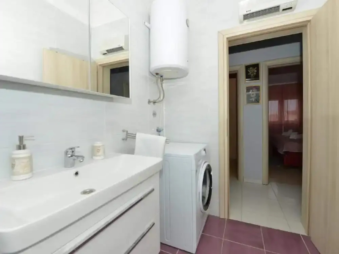 Home With Swimming Pool & Outdoor Kitchen