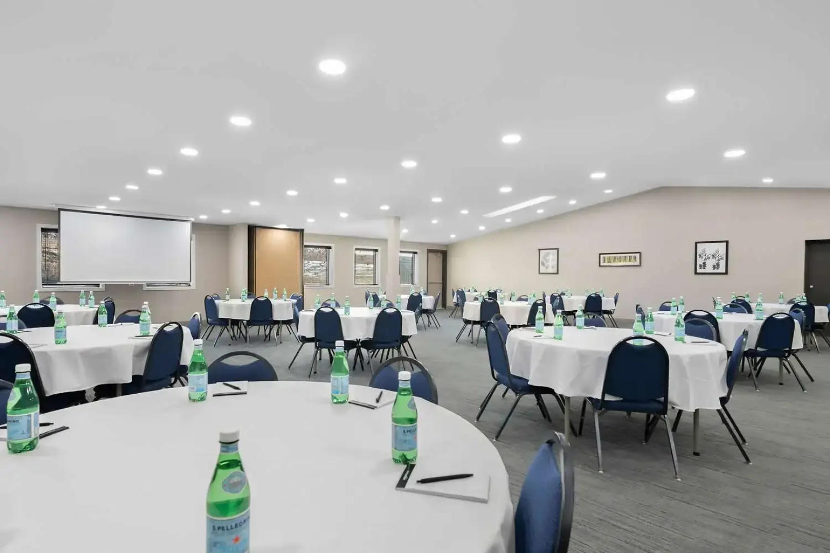 Country Inn & Suites by Radisson, Coon Rapids, MN