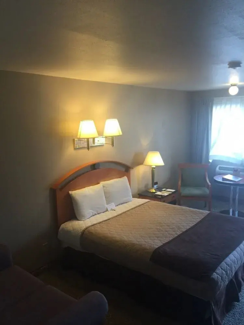 Whispering Sands Motel