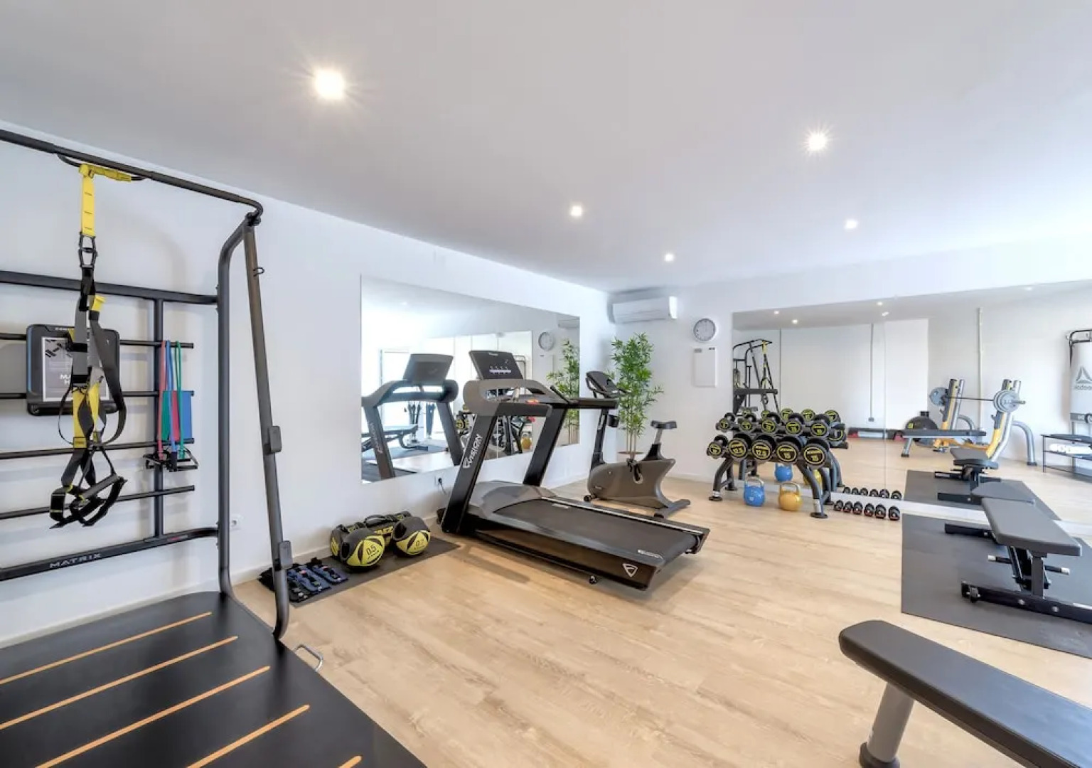 Отель UMA Santa Catarina - Pool & Fitness 