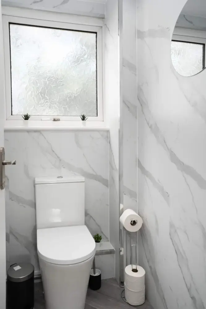 Spacious - 3 Bed - Free Parking