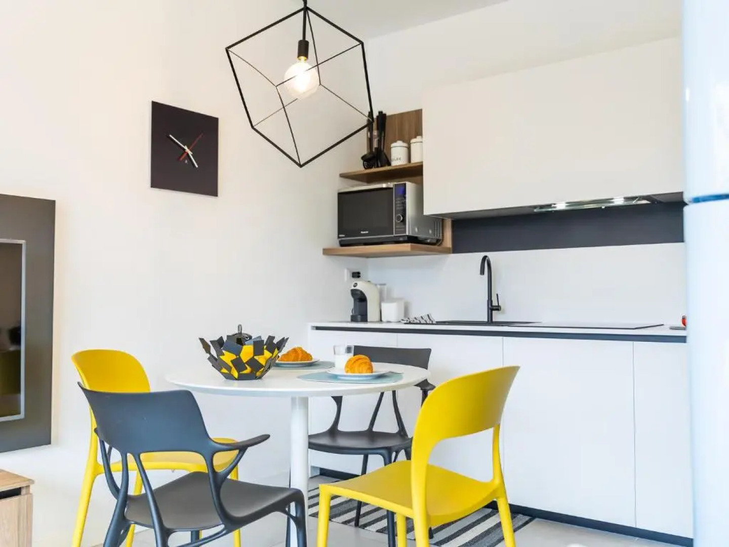 Leonardo - swimming pool and wide patio with barbecue