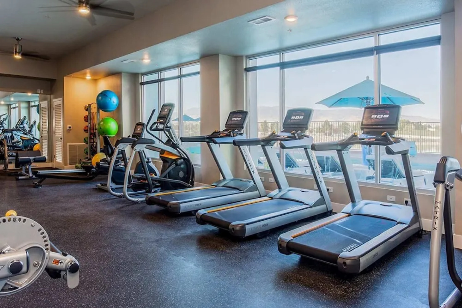 Chic Apt w Jacuzzi Pool BBQ Mountain Views