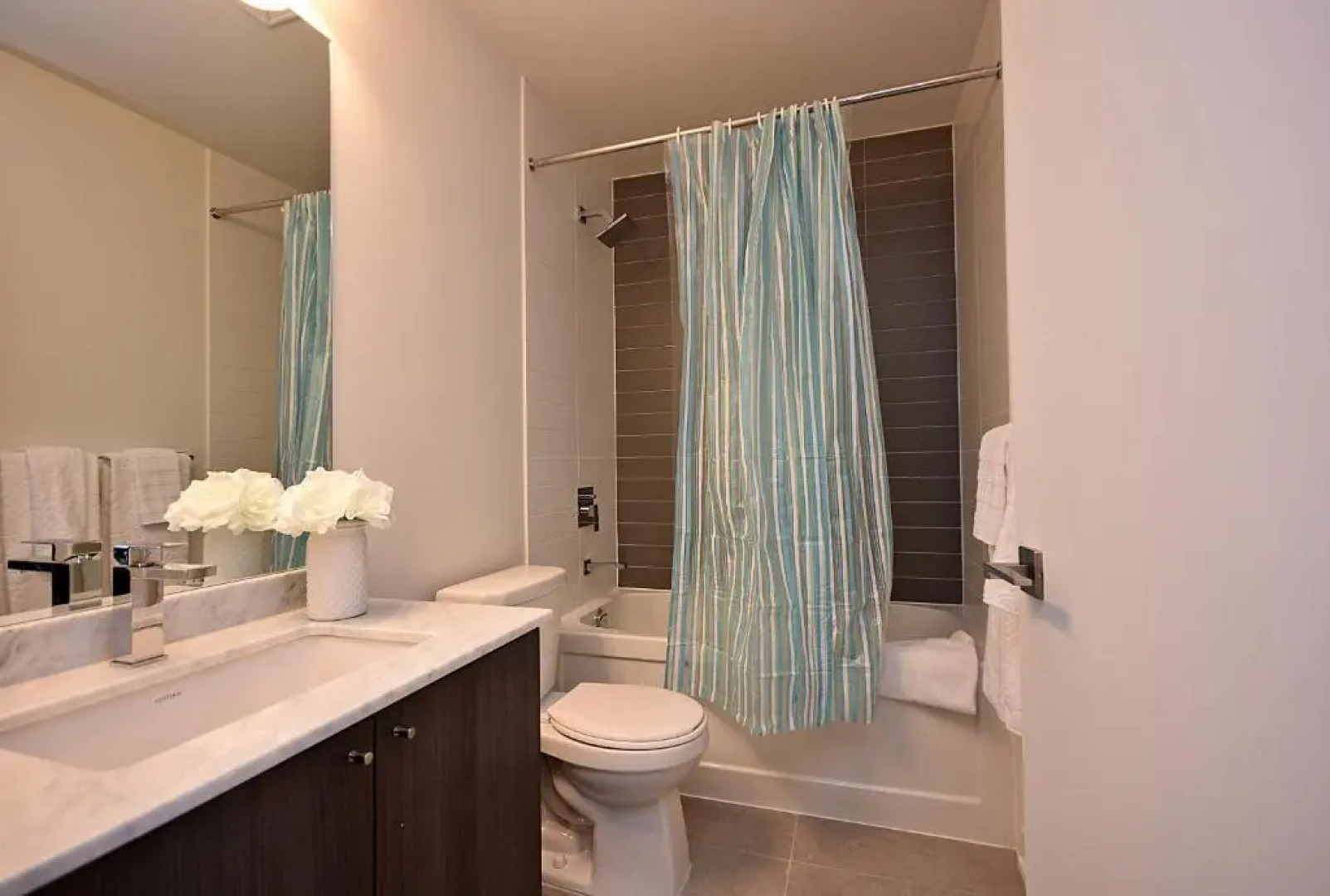 Royal Stays Furnished Apartments - Square One