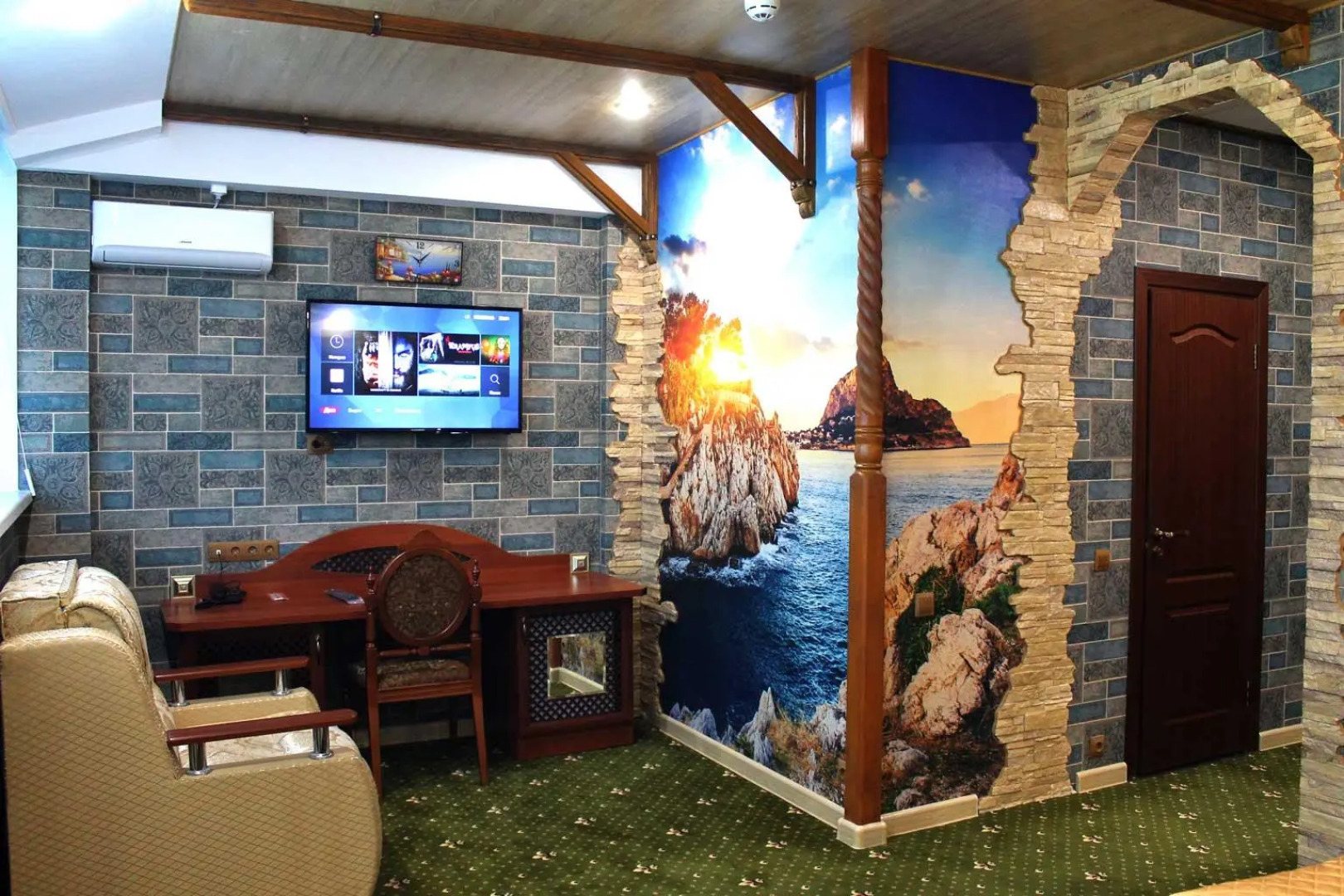 Отель Астрал