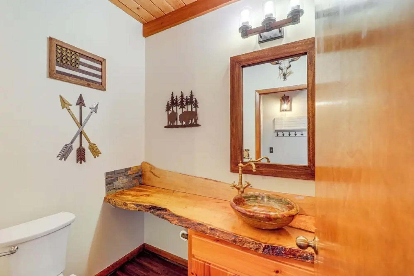 1 Mi to Otter Falls: Mtn-view Gem w/ Deck