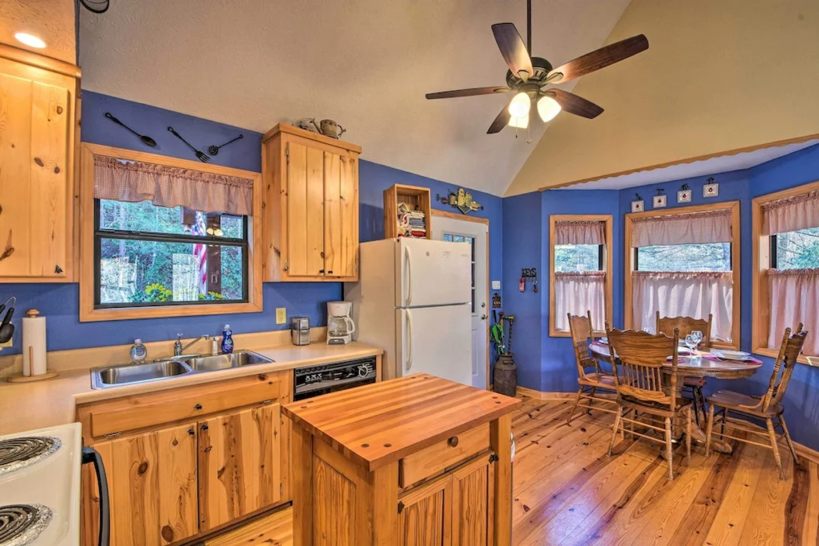 Family-friendly Cabin ~ 1 Mile to Hike & Swim!