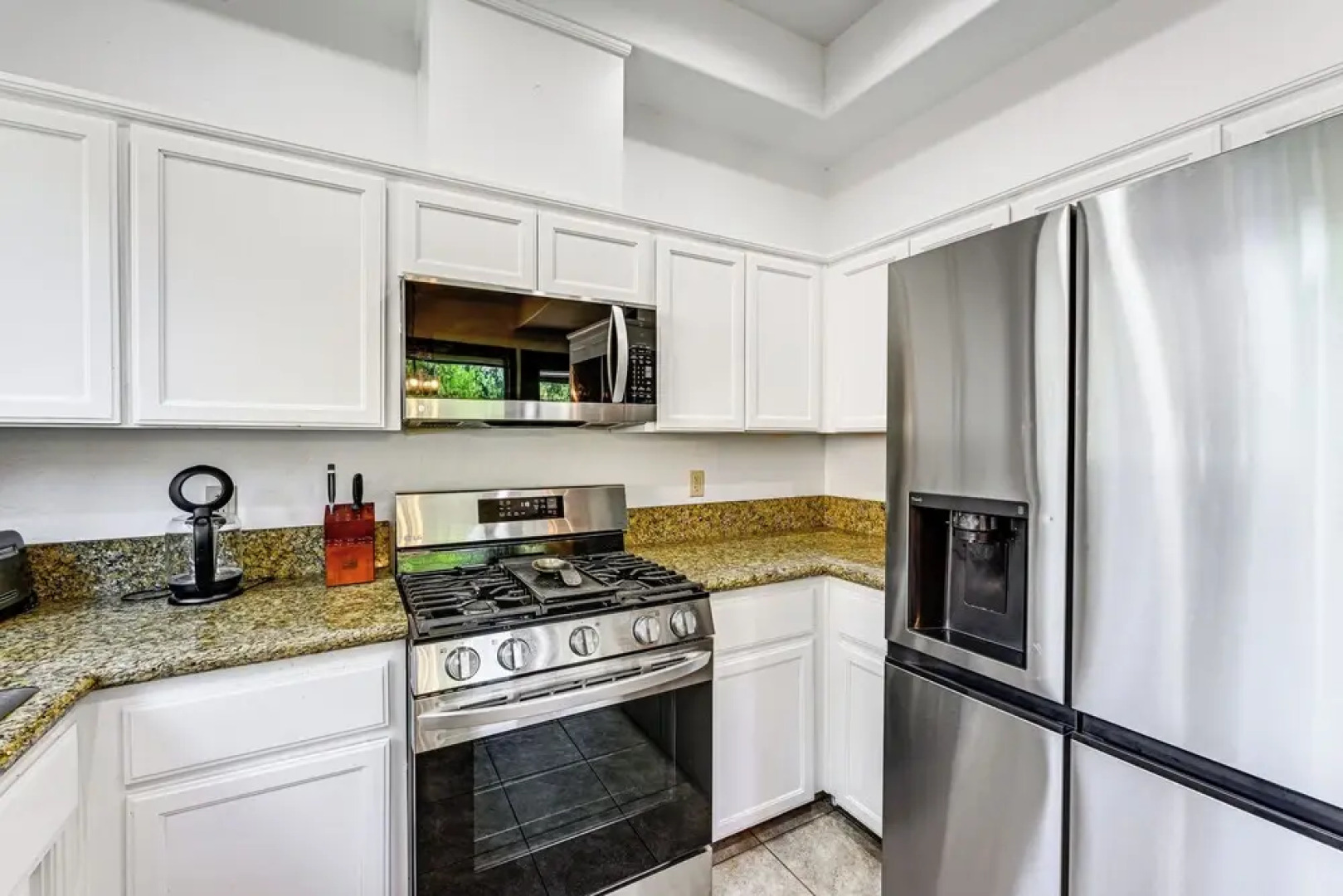 3 Mi to Shaver Lake: Family Home w/ Deck!