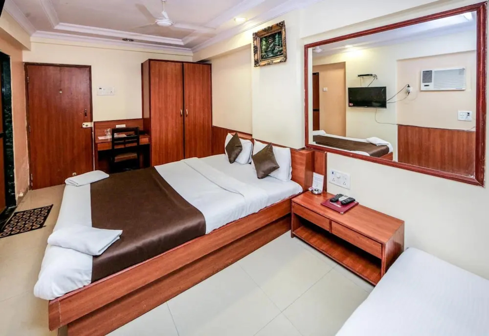 Lucky Hotel Goregaon