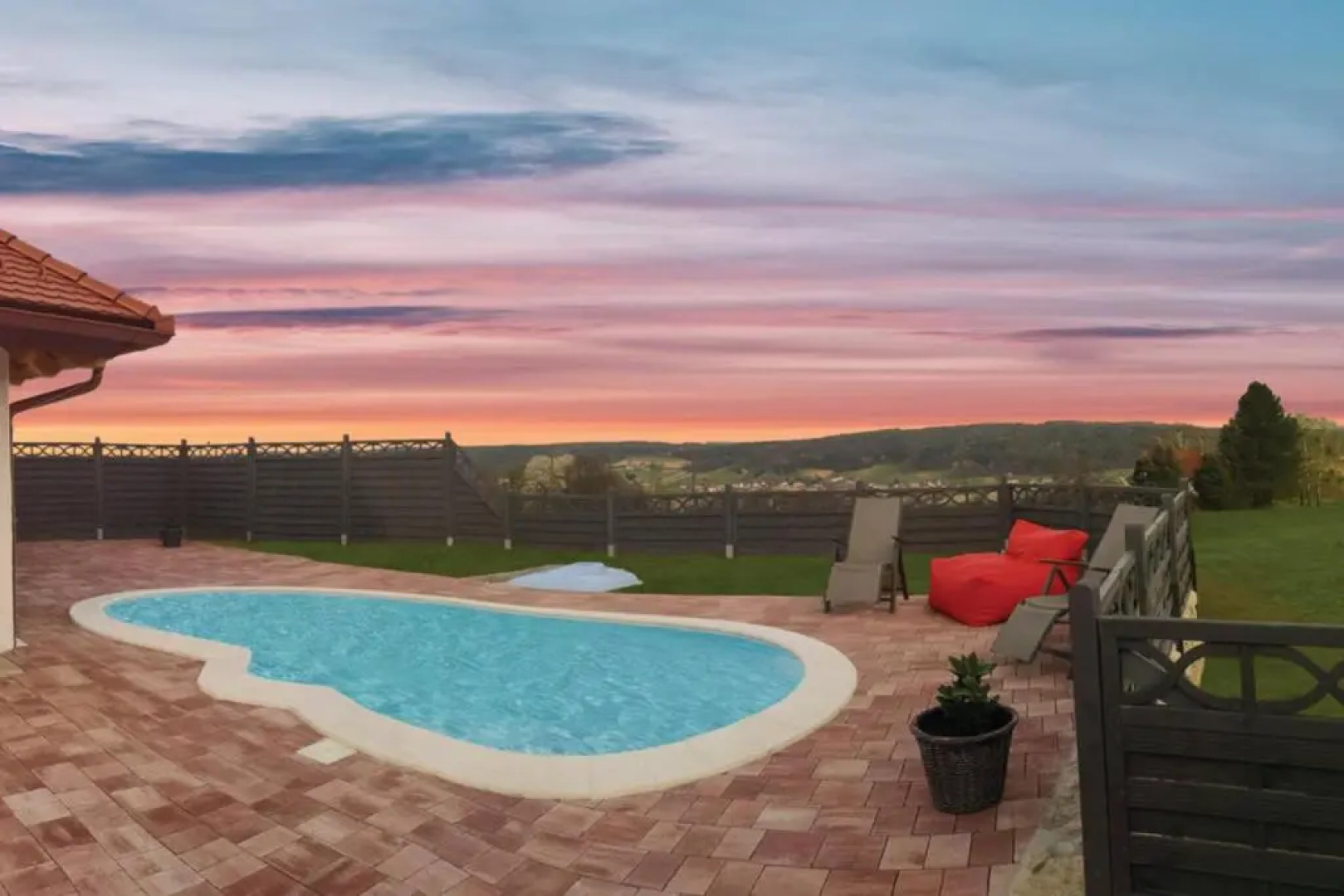 Secret Wellness Pool Sauna and Whirlpool