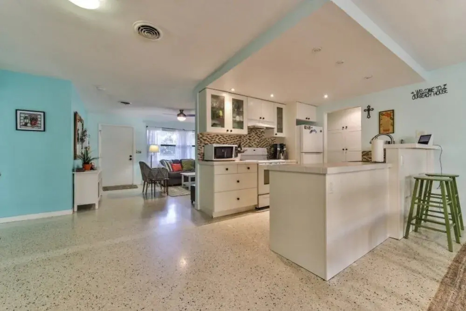 Amazing Pet Friendly 3 Bed House - Heated Pool 3 Bedroom Home by RedAwning