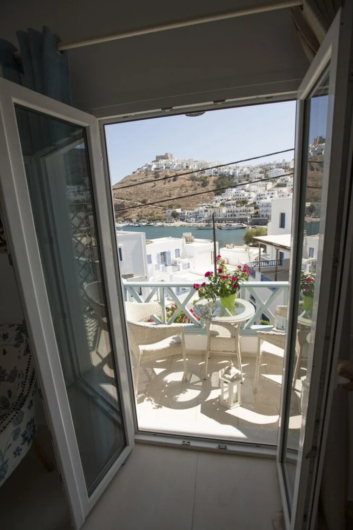 Niriides Luxury Studios