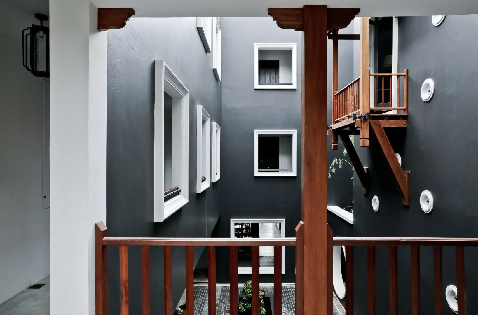 Hotel Ping Silhouette