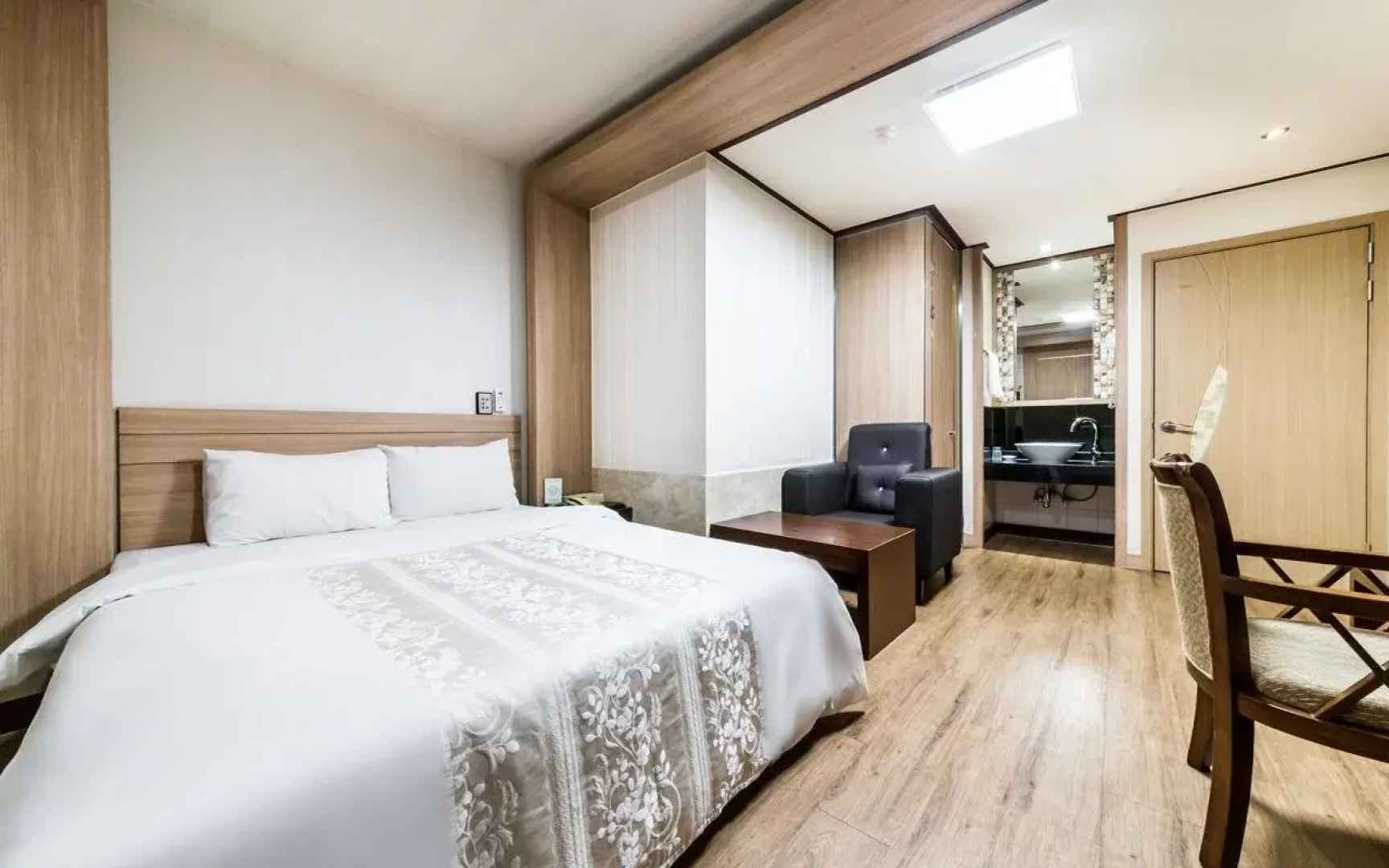 Brown Dot Hotel - Suwon City Hall